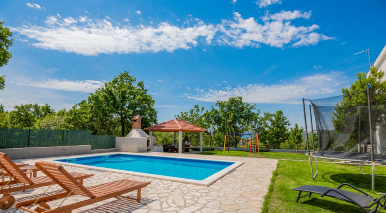 Villa Škobalj - strefa relaksu przy basenie
