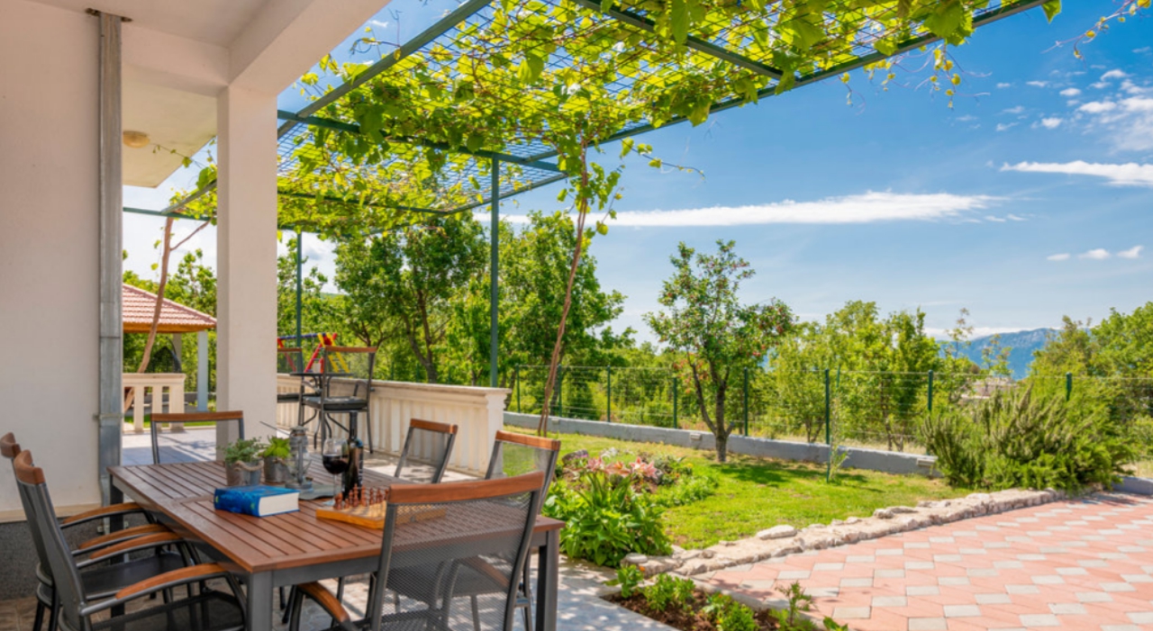 Villa Škobalj - jadalnia na tarasie
