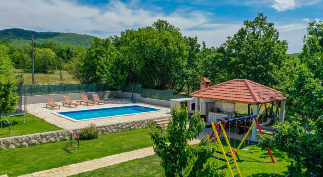 Villa Škobalj - panorama basenu i ogrodu